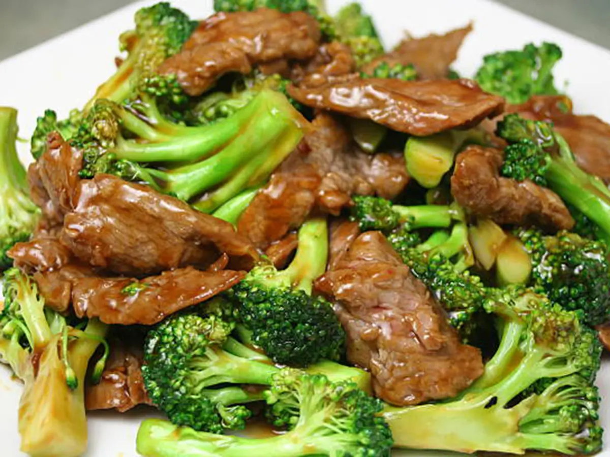 Tender beef stir-fried with broccoli in savory sauce at Hong Yun Chinese Restaurant in Bayville